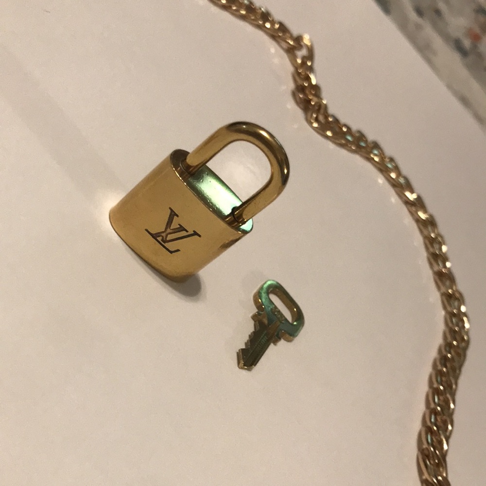 💯Authentic Louis Vuitton Padlock & Key #315 Gold and shiny ✨